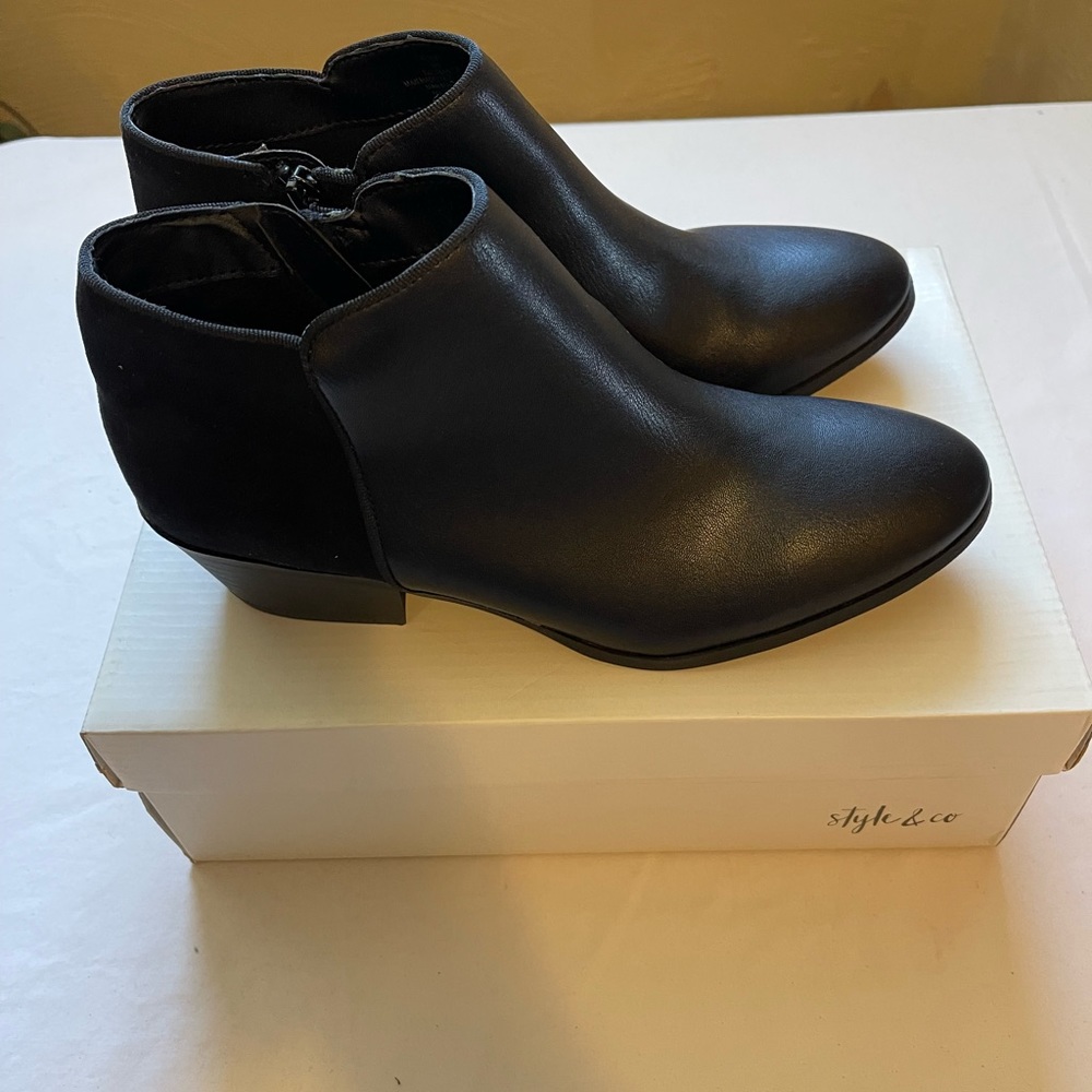 Style & Co Woman’s ankle booties. Size 8M